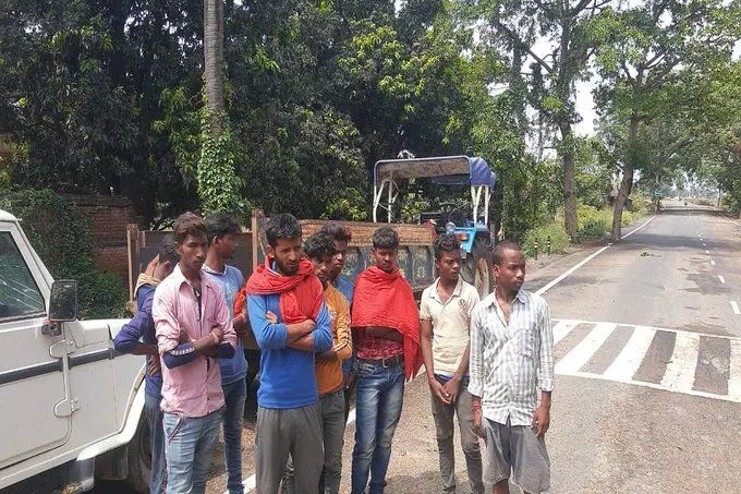 ट्रक में छिपकर बनारस से झारखंड जा रहे दो मजदूरों की पुल से सिर टकरा जाने से मौत