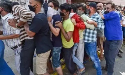 शराबियों की जमात ने उड़ाया सोशल डिस्टेंसिंग का मजाक, अब कैसे रुकेगा कोरोना? शराबियों की जमात ने उड़ाया सोशल डिस्टेंसिंग का मजाक, अब कैसे रुकेगा कोरोना?