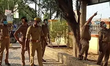 यूपी में कोरोना के डर से युवक ने की आत्महत्या, फिर पुलिस ने किया ये शर्मनाक काम यूपी में कोरोना के डर से युवक ने की आत्महत्या, फिर पुलिस ने किया ये शर्मनाक काम