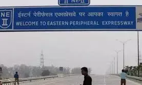 नोएडा पेरिफेरल एक्सप्रेस वे दर्दनाक हादसा , पीछे से आ रहे ट्रक ने तीन को कुचला दो की मौत नोएडा पेरिफेरल एक्सप्रेस वे दर्दनाक हादसा , पीछे से आ रहे ट्रक ने तीन को कुचला दो की मौत