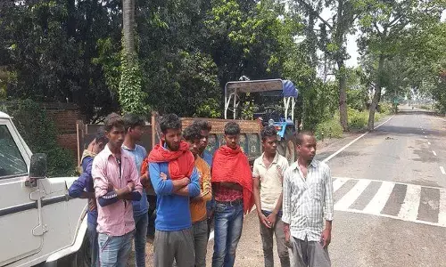 ट्रक में छिपकर बनारस से झारखंड जा रहे दो मजदूरों की पुल से सिर टकरा जाने से मौत