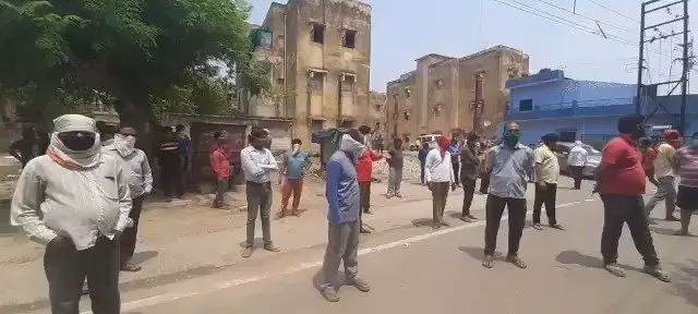 प्रयागराज में कोरोना के कारण मृतक इंजीनियर की अन्तेयष्टि का विरोध प्रयागराज में कोरोना के कारण मृतक इंजीनियर की अन्तेयष्टि का विरोध