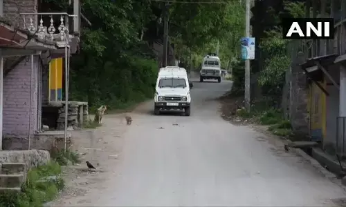 जम्मू-कश्मीर में सुरक्षाबलों की आतंकियों से मुठभेड़, एक आतंकी ढेर और दूसरा जिंदा धरा गया