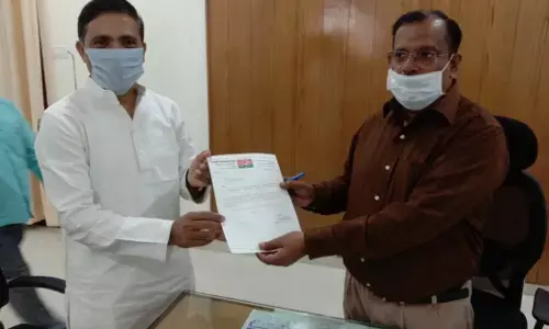 समाजवादी नेता मो. आजम खान ने दिया दान और डीएम जौनपुर की तारीफ़ की