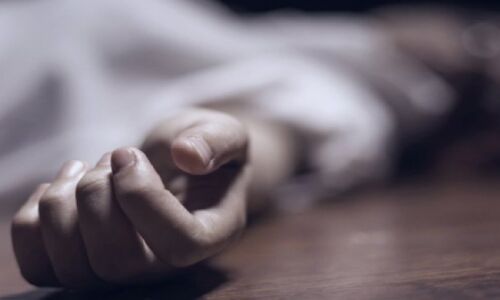 नोएडा: डिलीवरी के दौरान बच्चे की हुई मौत, परिजनों ने किया अपस्ताल पर हंगामा नोएडा: डिलीवरी के दौरान बच्चे की हुई मौत, परिजनों ने किया अपस्ताल पर हंगामा