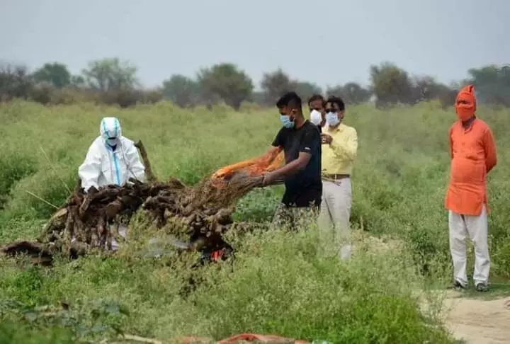 प्रयागराज में कोरोना से मौत की अंत्योष्टि में घोर लापरवाही,बिना PPE किट पहने भतीजे ने मुखाग्नि दी -देखिए तस्वीरें