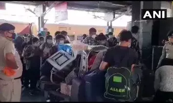 बिहार के मुजफ्फरपुर में स्टेशन पर उमड़ी भीड़, कोटा से छात्रों को लेकर पहुंची ट्रेन बिहार के मुजफ्फरपुर में स्टेशन पर उमड़ी भीड़, कोटा से छात्रों को लेकर पहुंची ट्रेन