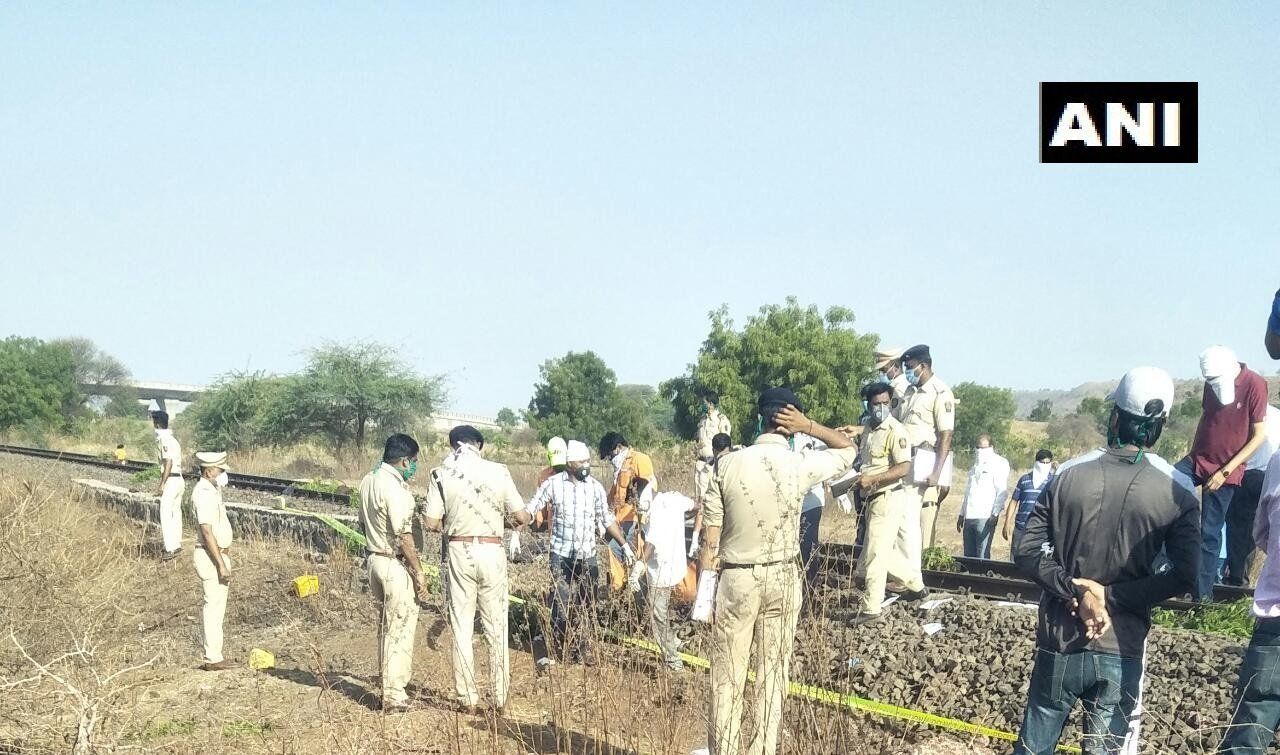 लॉकडाउन में पैदल घर जा रहे प्रवासी मजदूरों को ट्रेन ने कुचला, 15 की मौत, एक घायल लॉकडाउन में पैदल घर जा रहे प्रवासी मजदूरों को ट्रेन ने कुचला, 15 की मौत, एक घायल