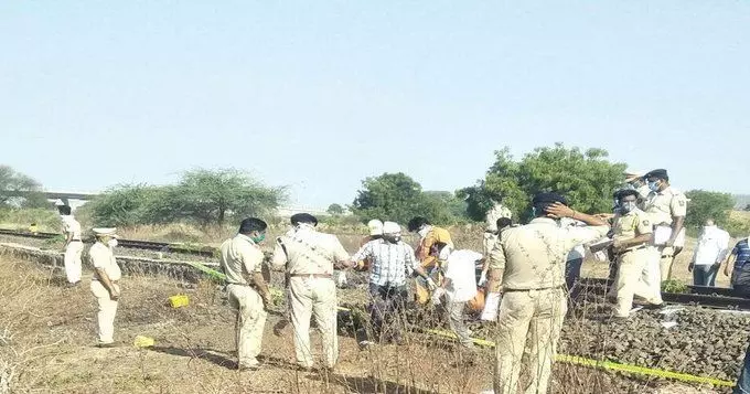 देखते ही देखते 15 लाशें, रोटियां और रेल की पटरियों पर बिखरा पड़ा था सामान देखते ही देखते 15 लाशें, रोटियां और रेल की पटरियों पर बिखरा पड़ा था सामान