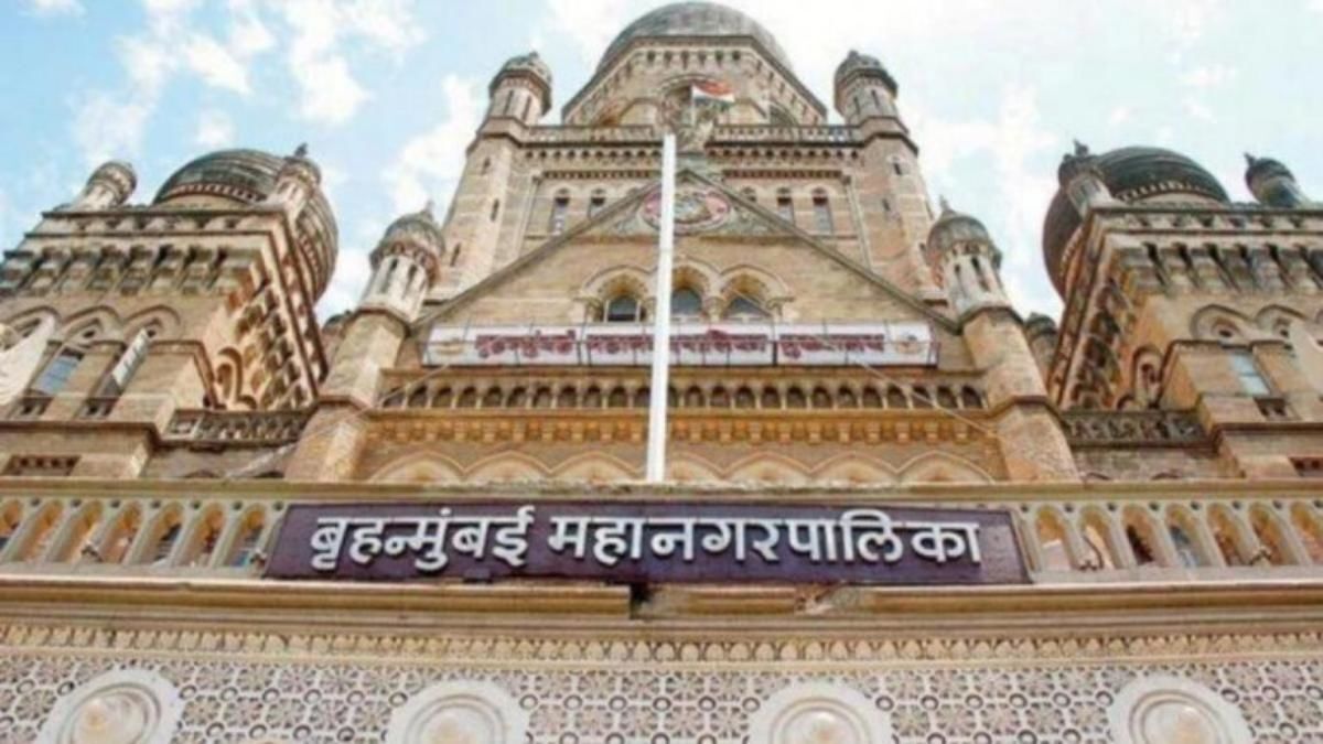 BMC कमिश्नर प्रवीण परदेशी पर गिरी गाज, मुंबई में बढ़ते कोरोना मामलों को लेकर किया गया तबादला BMC कमिश्नर प्रवीण परदेशी पर गिरी गाज, मुंबई में बढ़ते कोरोना मामलों को लेकर किया गया तबादला