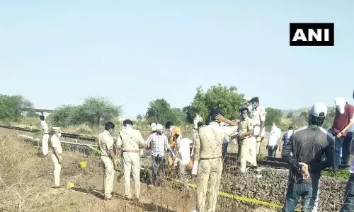 लॉकडाउन में पैदल घर जा रहे प्रवासी मजदूरों को ट्रेन ने कुचला, 15 की मौत, एक घायल लॉकडाउन में पैदल घर जा रहे प्रवासी मजदूरों को ट्रेन ने कुचला, 15 की मौत, एक घायल