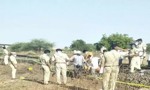 देखते ही देखते 15 लाशें, रोटियां और रेल की पटरियों पर बिखरा पड़ा था सामान देखते ही देखते 15 लाशें, रोटियां और रेल की पटरियों पर बिखरा पड़ा था सामान