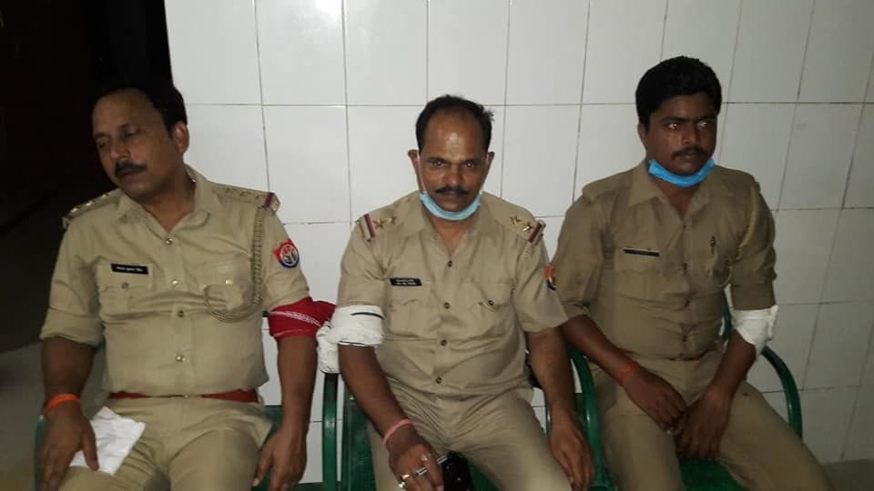 यूपी के बहराइच में थाना प्रभारी कैसरगंज, चौकी इंचार्ज गंडारा सहित तीन पुलिसकर्मी गोली लगने से घायल यूपी के बहराइच में थाना प्रभारी कैसरगंज, चौकी इंचार्ज गंडारा सहित तीन पुलिसकर्मी गोली लगने से घायल