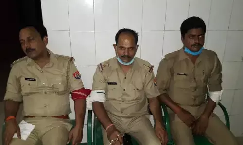 यूपी के बहराइच में थाना प्रभारी कैसरगंज, चौकी इंचार्ज गंडारा सहित तीन पुलिसकर्मी गोली लगने से घायल यूपी के बहराइच में थाना प्रभारी कैसरगंज, चौकी इंचार्ज गंडारा सहित तीन पुलिसकर्मी गोली लगने से घायल