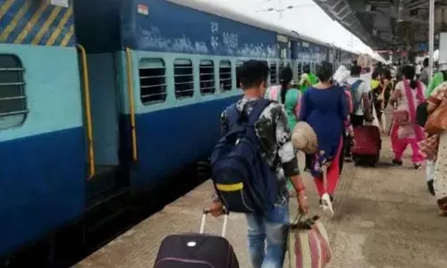 श्रमिकों से उगाही का सिलसिला जारी, 635 रुपये के टिकट पर वसूले गए 900 रुपये श्रमिकों से उगाही का सिलसिला जारी, 635 रुपये के टिकट पर वसूले गए 900 रुपये