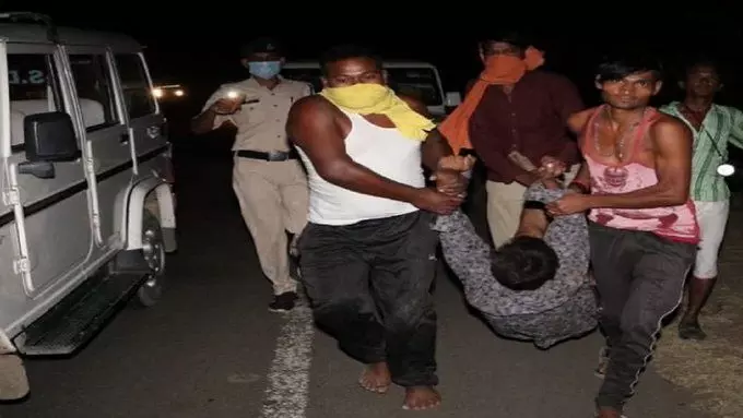 मध्य प्रदेश में ट्रक पलटने से यूपी के पांच प्रवासी मजदूरों की मौत, 13 गंभीर घायल