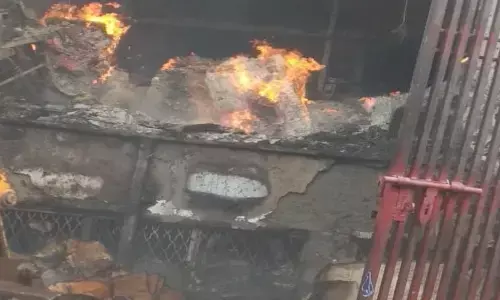 दिल्ली: बवाना की फैक्ट्री में भीषण आग, 14 दमकल गाड़ियां मौके पर