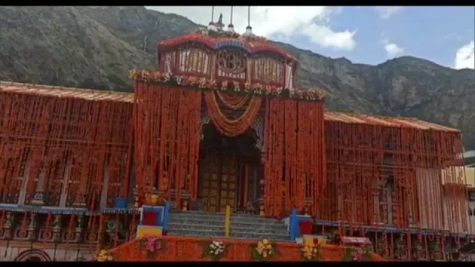 बद्रीनाथ धाम खुलने की तैयारियां पूरी, कल खुलेंगे कपाट बद्रीनाथ धाम खुलने की तैयारियां पूरी, कल खुलेंगे कपाट