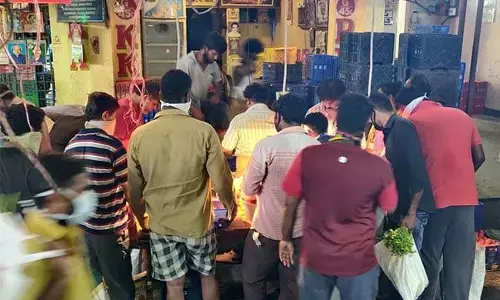 कोरोना का गढ़ बनी चेन्नई की यह सब्जी मंडी, अब तक 2,600 लोग निकले COVID-19 पॉज़िटिव कोरोना का गढ़ बनी चेन्नई की यह सब्जी मंडी, अब तक 2,600 लोग निकले COVID-19 पॉज़िटिव