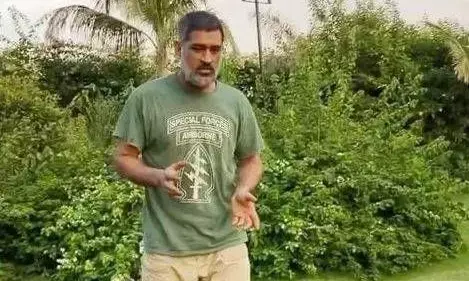 धोनी के आर्मी टी-शर्ट पहनने पर इस ऑस्ट्रेलियाई ने उठाए सवाल, फिर किया धोनी समर्थकों ने ये हाल