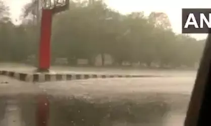 मौसम का बदला मिजाज, दिल्ली-NCR में धूल भरी आंधी के साथ बारिश, गिरे ओले मौसम का बदला मिजाज, दिल्ली-NCR में धूल भरी आंधी के साथ बारिश, गिरे ओले