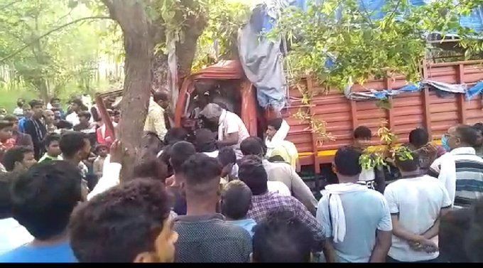 बहराइच में तेज रफ्तार डीसीएम अनियंत्रित होकर पेड़ से टकराई, साठ प्रवासी मजदूर टकराई बहराइच में तेज रफ्तार डीसीएम अनियंत्रित होकर पेड़ से टकराई, साठ प्रवासी मजदूर टकराई