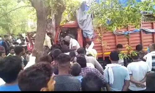 рдмрд╣рд░рд╛рдЗрдЪ рдореЗрдВ рддреЗрдЬ рд░рдлреНрддрд╛рд░ рдбреАрд╕реАрдПрдо рдЕрдирд┐рдпрдВрддреНрд░рд┐рдд рд╣реЛрдХрд░ рдкреЗрдбрд╝ рд╕реЗ рдЯрдХрд░рд╛рдИ, рд╕рд╛рда рдкреНрд░рд╡рд╛рд╕реА рдордЬрджреВрд░ рдЯрдХрд░рд╛рдИ рдмрд╣рд░рд╛рдЗрдЪ рдореЗрдВ рддреЗрдЬ рд░рдлреНрддрд╛рд░ рдбреАрд╕реАрдПрдо рдЕрдирд┐рдпрдВрддреНрд░рд┐рдд рд╣реЛрдХрд░ рдкреЗрдбрд╝ рд╕реЗ рдЯрдХрд░рд╛рдИ, рд╕рд╛рда рдкреНрд░рд╡рд╛рд╕реА рдордЬрджреВрд░ рдЯрдХрд░рд╛рдИ