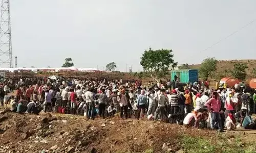 मध्य प्रदेश-महाराष्ट्र बॉर्डर पर प्रवासी मजदूरों ने खाना न मिलने पर किया हंगामा, पुलिस पर फेंके पत्थर