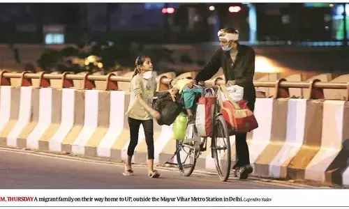 डीएम साहब ने कहा है कि बचपन में वे भी अपने पिता की अटैची पर बैठ जाते थे डीएम साहब ने कहा है कि बचपन में वे भी अपने पिता की अटैची पर बैठ जाते थे