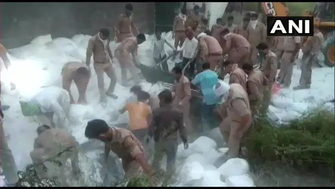 उत्तर प्रदेश : औरैया में भीषण सड़क हादसा, गोरखपुर जा रहे 23 मजदूरों की दर्दनाक मौत, 35 घायल