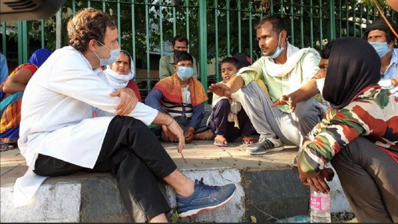 राहुल गांधी ने की प्रवासी मजदूरों से मुलाकात, फुटपाथ पर बैठ कर की बातचीत राहुल गांधी ने की प्रवासी मजदूरों से मुलाकात, फुटपाथ पर बैठ कर की बातचीत