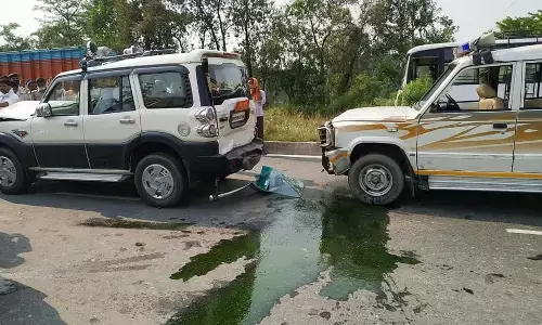 बिहार में डीएम एसपी की गाडी में भीषण टक्कर बिहार में डीएम एसपी की गाडी में भीषण टक्कर