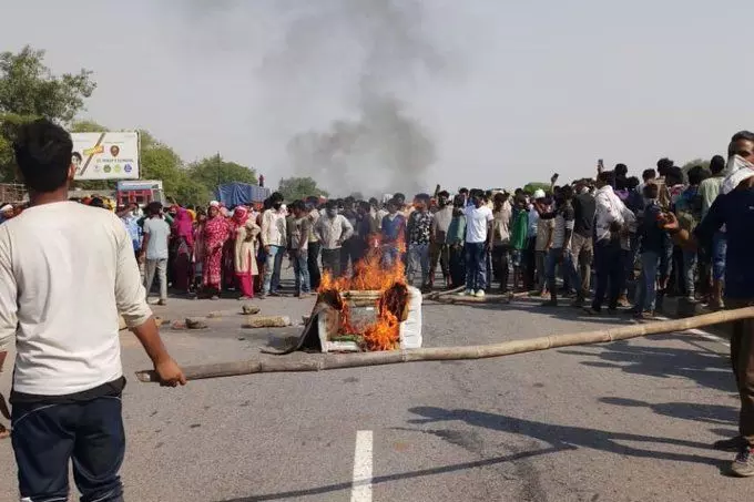 मथुरा में प्रवासी मजदूरों का भड़का आक्रोश, सरेआम सडक पर लगा दी आग