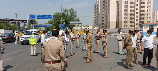 प्रवासी मजदूरों के बोर्डर पार करने को लेकर दिल्ली और यूपी थाना प्रभारियों ने की बात प्रवासी मजदूरों के बोर्डर पार करने को लेकर दिल्ली और यूपी थाना प्रभारियों ने की बात