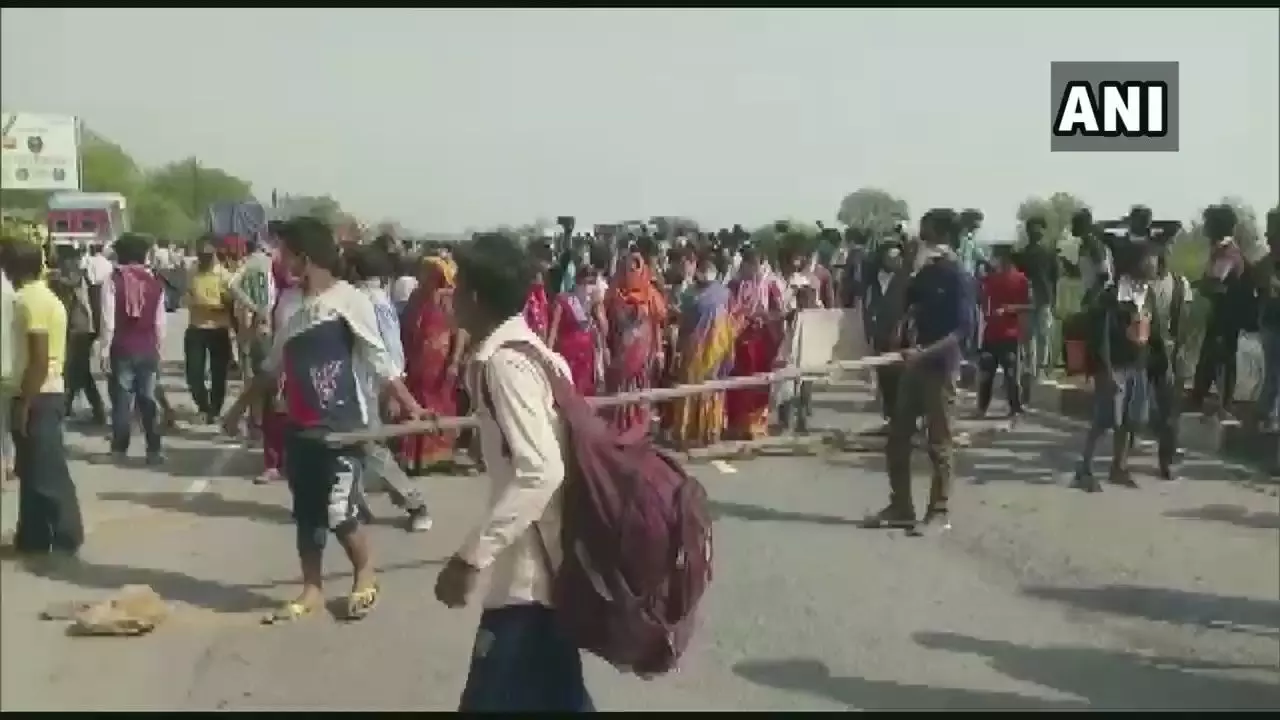 कोरोना : आगरा-दिल्ली हाईवे पर प्रवासी मजदूरों का भड़का आक्रोश, आग लगाकर किया रास्ता जाम.. कोरोना : आगरा-दिल्ली हाईवे पर प्रवासी मजदूरों का भड़का आक्रोश, आग लगाकर किया रास्ता जाम..