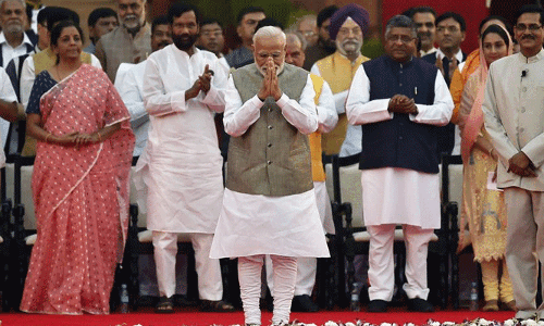 आप बस किरदार हैं अपनी हदें पहचानिये आप बस किरदार हैं अपनी हदें पहचानिये