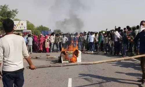 मथुरा में प्रवासी मजदूरों का भड़का आक्रोश, सरेआम सडक पर लगा दी आग मथुरा में प्रवासी मजदूरों का भड़का आक्रोश, सरेआम सडक पर लगा दी आग