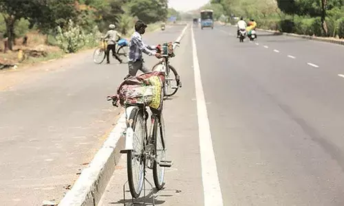 рдШрд░ рдЬрд╛рдиреЗ рдХреЗ рд▓рд┐рдП рдкреНрд░рд╡рд╛рд╕реА рдордЬрджреВрд░ рдиреЗ рдЪреБрд░рд╛рдИ рд╕рд╛рдЗрдХрд┐рд▓, рдХрд╛рдЧрдЬ рдкрд░ рд▓рд┐рдЦрдХрд░ рдЫреЛреЬрд╛ рдпреЗ рдорд╛рдлреАрдирд╛рдорд╛...рдкреЭрдХрд░ рдЙрджрд╛рд╕ рд╣реЛ рдЬрд╛рдПрдВрдЧреЗ рдШрд░ рдЬрд╛рдиреЗ рдХреЗ рд▓рд┐рдП рдкреНрд░рд╡рд╛рд╕реА рдордЬрджреВрд░ рдиреЗ рдЪреБрд░рд╛рдИ рд╕рд╛рдЗрдХрд┐рд▓, рдХрд╛рдЧрдЬ рдкрд░ рд▓рд┐рдЦрдХрд░ рдЫреЛреЬрд╛ рдпреЗ рдорд╛рдлреАрдирд╛рдорд╛...рдкреЭрдХрд░ рдЙрджрд╛рд╕ рд╣реЛ рдЬрд╛рдПрдВрдЧреЗ