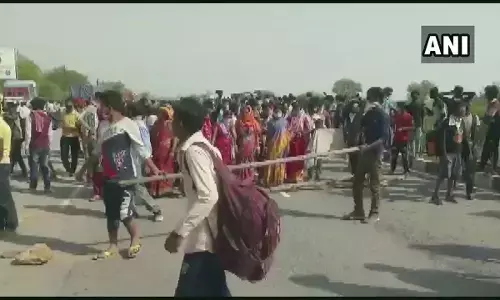 कोरोना : आगरा-दिल्ली हाईवे पर प्रवासी मजदूरों का भड़का आक्रोश, आग लगाकर किया रास्ता जाम.. कोरोना : आगरा-दिल्ली हाईवे पर प्रवासी मजदूरों का भड़का आक्रोश, आग लगाकर किया रास्ता जाम..