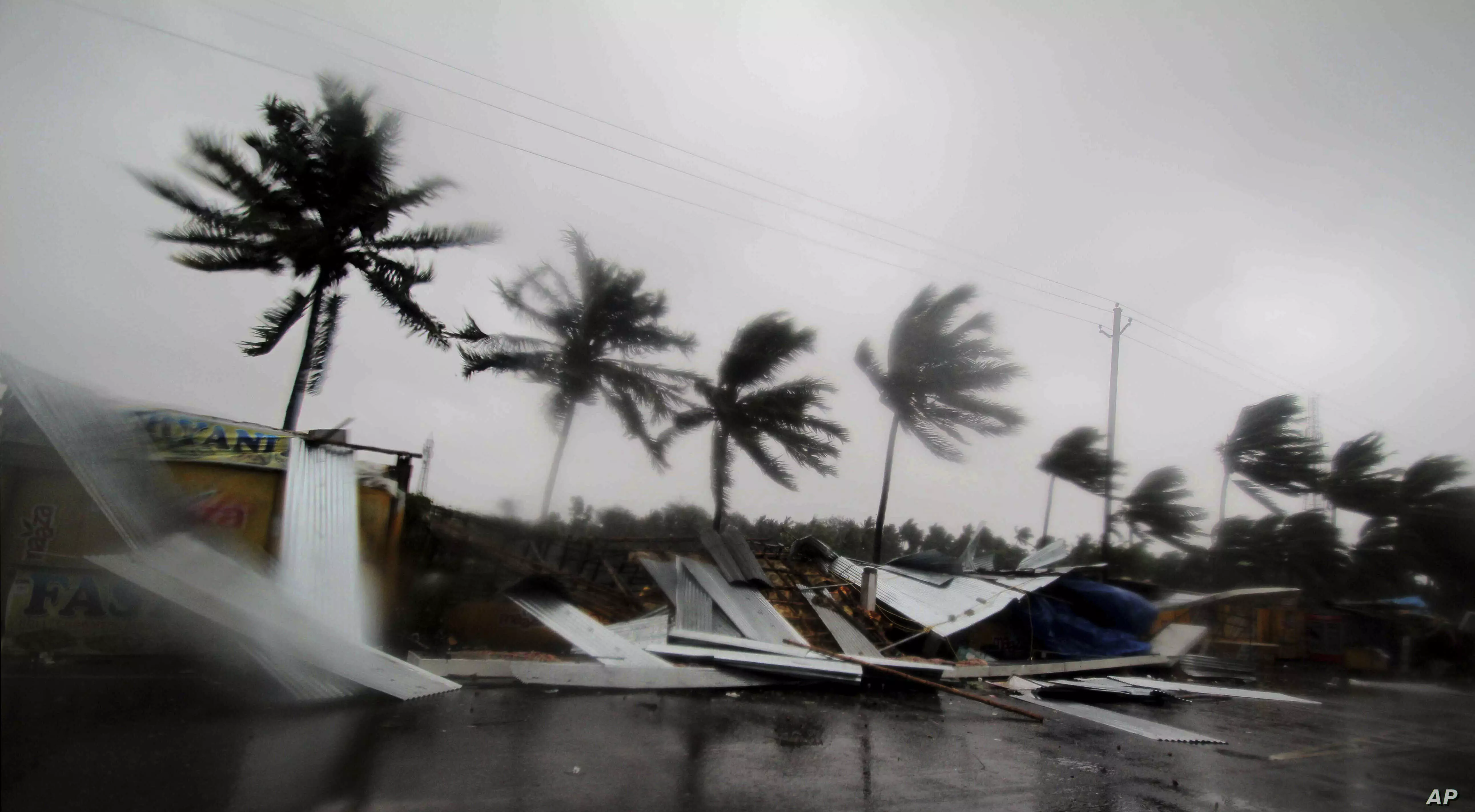 कोरोना के बीच नई आफत, अगले 6 घंटे में सबसे भीषण रूप में होगा Cyclone Amphan, 11 लाख लोगों को बचाने की तैयारी