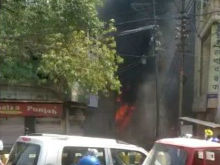 मध्य प्रदेश में बड़ा हादसा, ग्वालियर के एक मकान में लगी भीषण आग, 3 बच्चों और 4 महिलाओं की मौत मध्य प्रदेश में बड़ा हादसा, ग्वालियर के एक मकान में लगी भीषण आग, 3 बच्चों और 4 महिलाओं की मौत