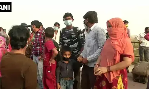 दिल्ली यूपी सीमा पर मजदूर ने खोली दिल्ली सरकार की पोल दिल्ली यूपी सीमा पर मजदूर ने खोली दिल्ली सरकार की पोल