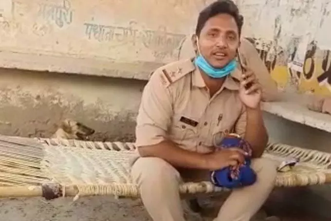 मैनपुरी में Lockdown में ऑन ड्यूटी बीयर की चुस्की लेते दारोगा का Video वायरल