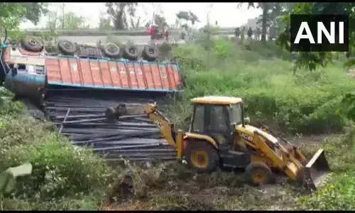 बिहार में बड़ा हादसा, भागलपुर में मजदूरों को ले जा रहा ट्रक दुर्घटनाग्रस्त, 9 की मौत बिहार में बड़ा हादसा, भागलपुर में मजदूरों को ले जा रहा ट्रक दुर्घटनाग्रस्त, 9 की मौत