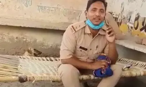 मैनपुरी में Lockdown में ऑन ड्यूटी बीयर की चुस्की लेते दारोगा का Video वायरल