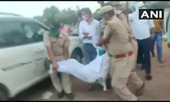 #BreakingNews : यूपी-राजस्थान बॉर्डर पर कांग्रेस कार्यकर्ताओं को हिरासत में लेने के बाद भारी तनाव