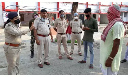 बिहार: प्रेमी ने घर ले जाने से इनकार किया तो कोर्ट में ही छत से कूदी प्रेमिका बिहार: प्रेमी ने घर ले जाने से इनकार किया तो कोर्ट में ही छत से कूदी प्रेमिका