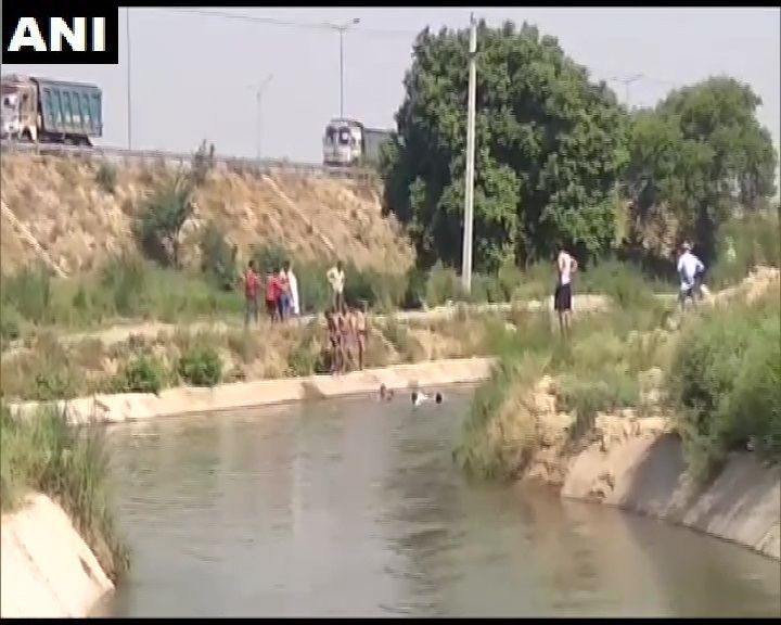 हरियाणा के झज्जर जिले में तीन इंजीनियर नहर में डूबे, दो के शव बरामद एक की तलाश जारी हरियाणा के झज्जर जिले में तीन इंजीनियर नहर में डूबे, दो के शव बरामद एक की तलाश जारी