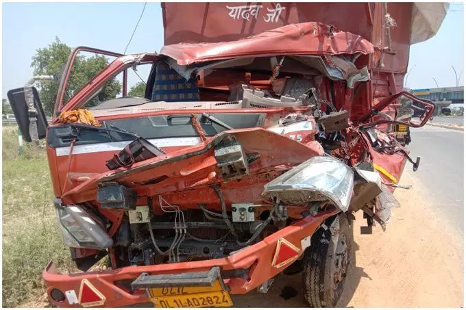 फिरोजाबाद में भीषण सड़क हादसा, श्रमिकों से भरी डीसीएम के उड़ गये परखच्चे