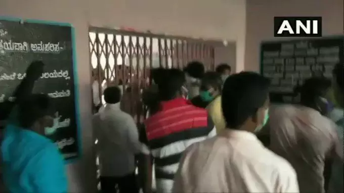 कर्नाटक के शिवमोग्गा के एक क्वारंटाइन सेंटर के प्रवेश द्वार पर की तोड़ फोड़, भारी पुलिस बल तैनात